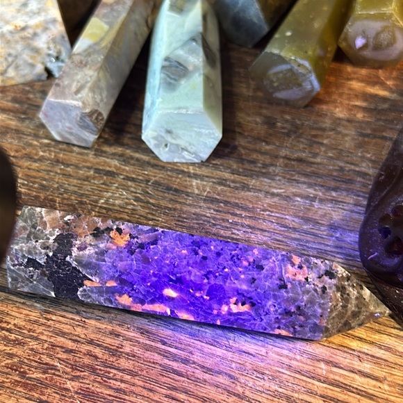 🔥SALE🔥 Larvikite Crystal Point! Glows With UV Light! - Picture 7 of 7